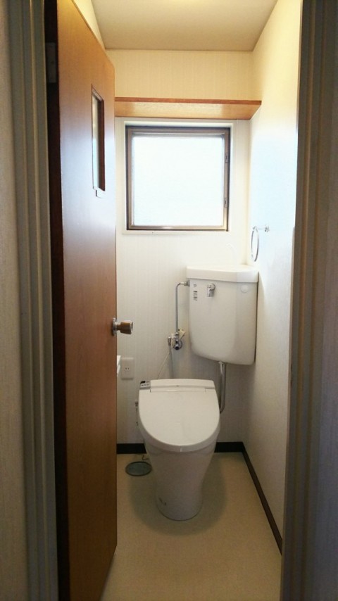 トイレには温水洗浄機付きの便座を取り付けています。