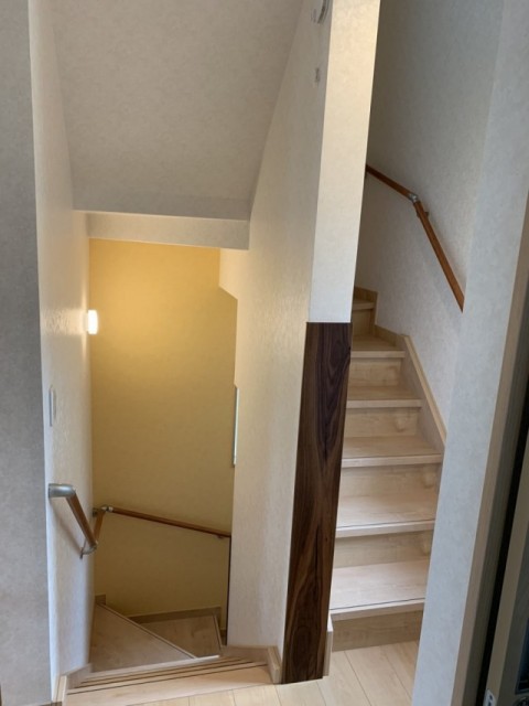 階段の壁に保護用の木材を設置