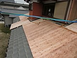 工事用足場のための屋根養生板敷